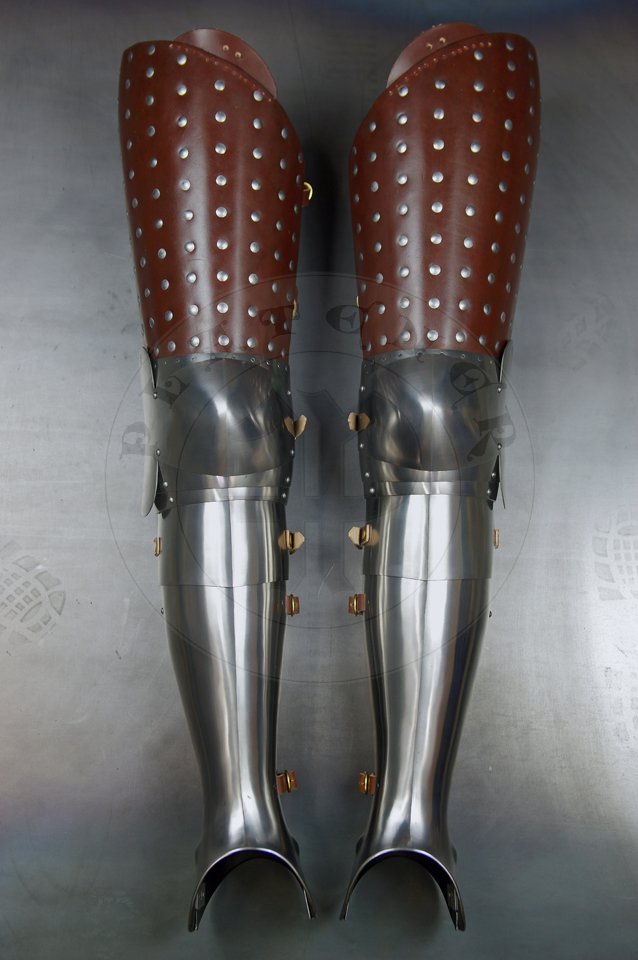 Przejciowe osony ng wykonane ze stali redniowglowej oraz utwardzanej woskiem skry, druga poowa XIV wieku./Transitional leg harness made from medium carbon steel and wax boiled leather, second half of XIV c.
